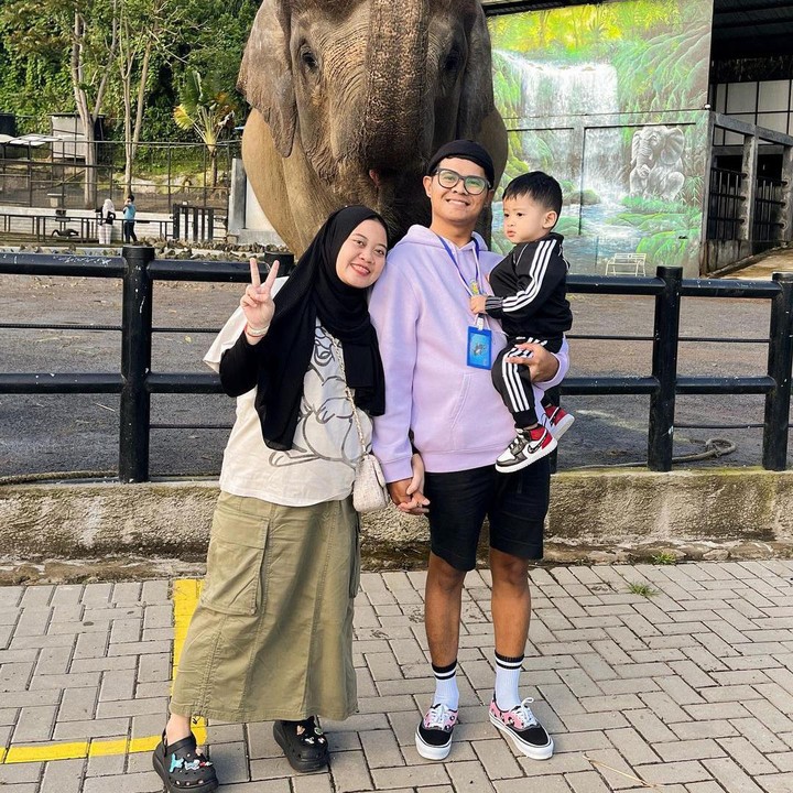 <p>Tahun ini, komika dan content creator Musdalifah Basri merayakan Lebaran saat sedang hamil anak kedua. Pada awal tahun 2023, Musdalifah mengumumkan kehamilan keduanya yang kembar. (Foto: Instagram @musdalifahbasri)</p>