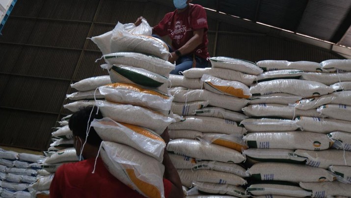 Para pekerja sedang mengangkat beras di Gudang Bulog Kelapa Gading Jakarta. (Dok. Bulog)