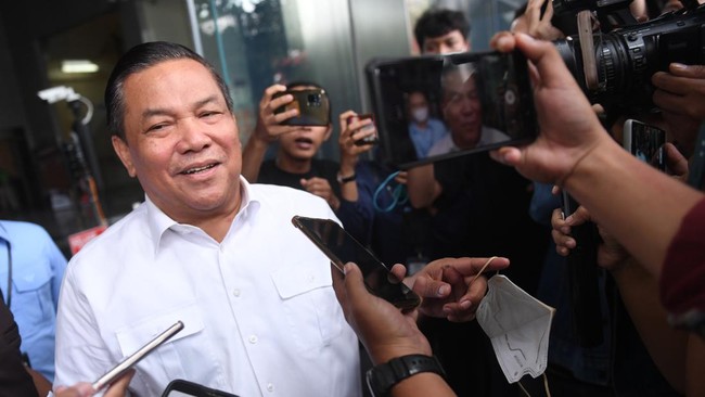 KPK memeriksa Plt Gubernur Riau SF Hariyanto terkait dugaan korupsi dan pergeseran anggaran.