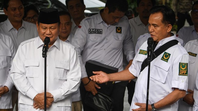 Prabowo Subianto menyesalkan situasi politik di Indonesia yang dinilai hanya bisa diikuti oleh kalangan berduit saja.