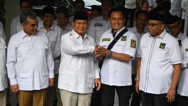 Ketua Umum PBB Yusril Ihza Mahendra tetap memegang komitmen mendukung Prabowo Subianto. Kejanggalan putusan MK urusan lain.