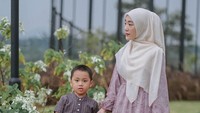 <p>Usai perceraian, Larissa Chou memutuskan untuk pindah dari tempat tinggal sebelumnya. Kini, ia pun menetap di Bandung bersama sang anak semata wayang. (Foto: Instagram: @larissachou)</p>
