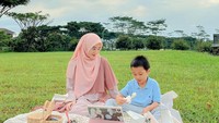<p>Banyak netizen yang mendoakan Larissa dan Yusuf nih, Bunda. Tak sedikit dari mereka yang berharap agar Yusuf tumbuh menjadi anak yang saleh dan berbakti pada orang tuanya. (oto: Instagram: @larissachou)</p>
