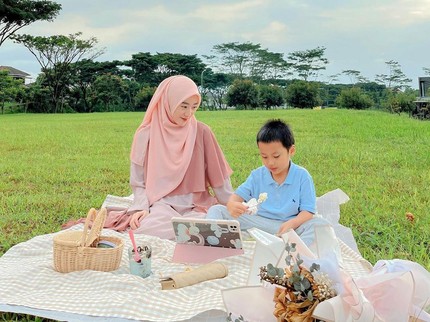 Lama Tak Tersorot, Intip 7 Potret Larrisa Chou Bahagia Besarkan Anak Semata Wayang