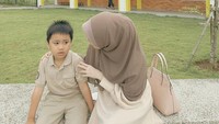 <p>"Tak mudah langkahku. Tapi langkahknya terasa ringan karena bersama anak ini," ungkap Larissa seraya menyisipkan emoticon hati berwarna putih. Ia sering membagikan momen momong Yusuf dan tampak menikmati kebersamaan dengan putranya. (Foto: Instagram: @larissachou)</p>