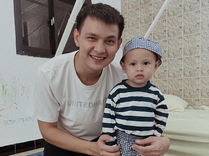 7 Potret Marcell Darwin Bersama Sang Putra, Momen Ajari Salat Tuai Pujian