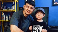 <p>Bunda, kita doakan agar Qeenan tumbuh menjadi anak yang sehat dan selalu mendapatkan keberkahan, ya. Semoga Qeenan juga selalu dikelilingi oleh orang-orang yang mencintainya. (Foto: Instagram: @marcelldarwin)</p>