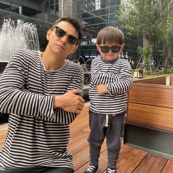 <p>Marcell kerap membagikan berbagai kegiatannya bersama Qeenan pada laman Instagram, Bunda. Tak jarang keduanya mengenakan pakaian kembar. Gemas banget, ya! (Foto: Instagram: @marcelldarwin)</p>