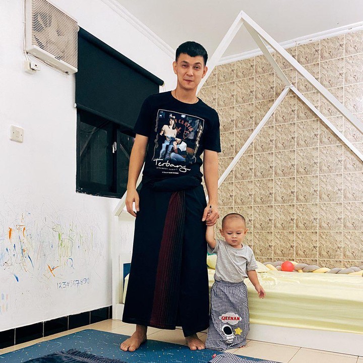 <p>Meski masih balita, perlahan-lahan Marcell juga mengajarkan Qeenan untuk salat nih, Bunda. Momen ini pun menuai banyak pujian dari netizen. (Foto: Instagram: @marcelldarwin)</p>
