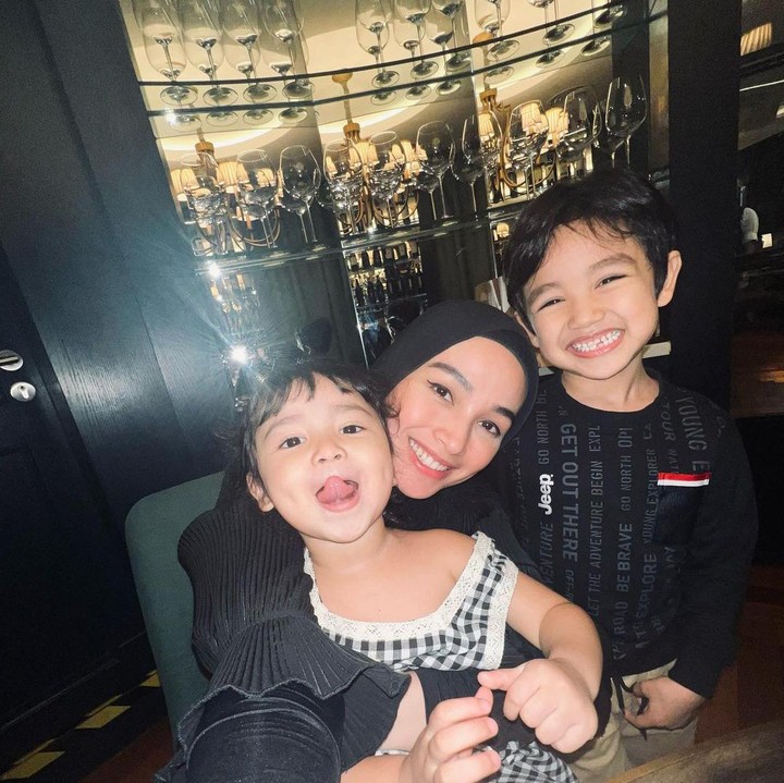 <p>Tya terlihat menikmati masa-masanya bersama keluarga setelahh pindah ke Malaysia. Kebersamaan ini selalu Tya bagikan pada laman Instagram pribadinya. (Foto: Instagram: @tyaarifinnw)</p>