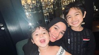 <p>Tya terlihat menikmati masa-masanya bersama keluarga setelahh pindah ke Malaysia. Kebersamaan ini selalu Tya bagikan pada laman Instagram pribadinya. (Foto: Instagram: @tyaarifinnw)</p>