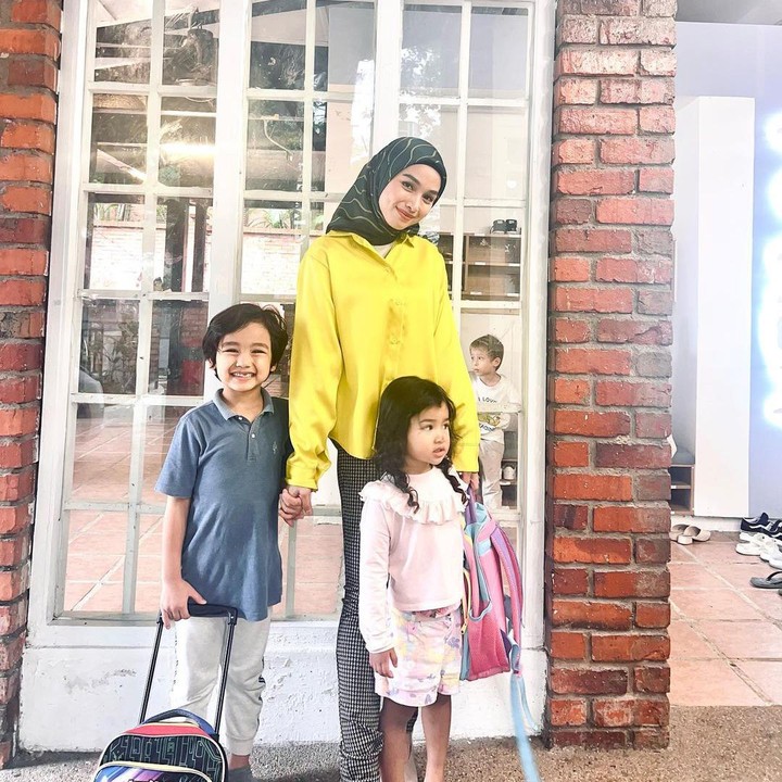 <p>Pada 2017, Tya dikaruniai seorang putra bernama Arif Jiwa. Dua tahun berselang, Tya pun mengumumkan kehamilan keduanya. Ia pun melahirkan seorang putri bernama Azzahra Jiwa. (Foto: Instagram: @tyaarifinnw)</p>