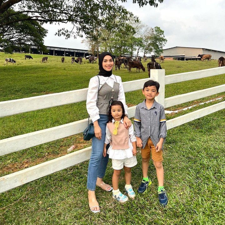 <p>"<em>MasyaAllah</em> lihatnya senang keluarga yang taat rukun. Tya sangat beruntung dilingkungin orang-orang baik," kata seorang netizen<em>. "Just love seeing the harmony of this family,"</em> tutur netizen lainnya. (Foto: Instagram: @tyaarifinnw)</p>