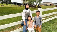 7 Potret Terbaru Tya Arifin dan Keluarga yang Kini Tinggal di Malaysia