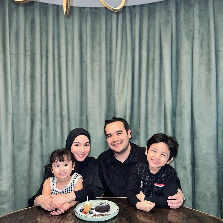 <p>Asyraf sendiri merupakan putra tiri dari penyanyi kondang Siti Nurhaliza, Bunda. Ayahnya, Khalid Mohamad Jiwa, menikah dengan Siti Nurhaliza pada tahun 2006 silam. (Foto: Instagram: @tyaarifinnw)</p>