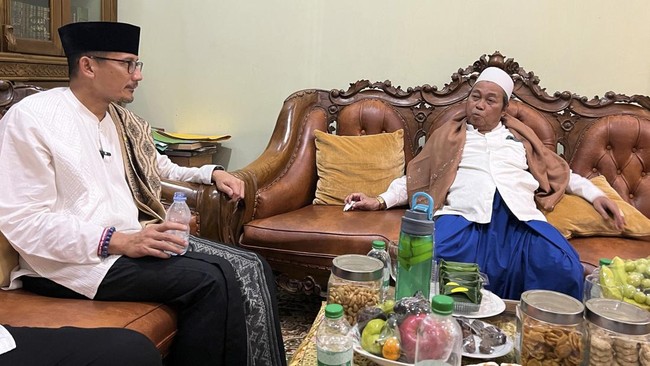 Usai sowan ke ponpes yang diasuh Ketua Majelis Syariah PPP Mustofa Aqiel, Sandiaga malah mengimbau agar pada  Ramadan ini jeda dulu berbicara politik praktis.