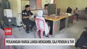 VIDOE: Perjuangan Warga Lansia Mengambil Gaji Pensiun & THR