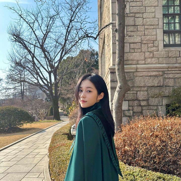 <p>Bintang drama Korea Roh Yoon Seo baru baru saja menyelesaikan pendidikan bangku kuliah, Bunda. Momen wisuda ini, Roh Yoon Seo bagikan dalam media sosial Instagram pribadi. (Foto: Instagram @rohyoonseo) <br /><br /><br /></p>