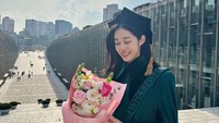 7 Potret Wisuda Roh Yoon Seo, Artis Cantik Korea yang Lulus dari Kampus Bergengsi