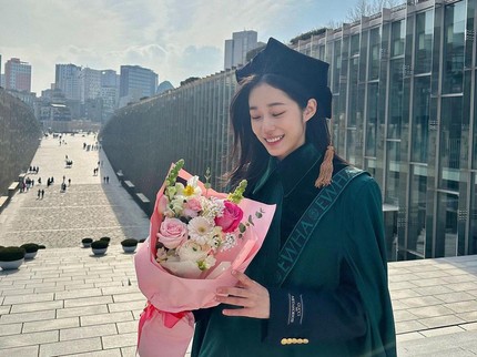 7 Potret Wisuda Roh Yoon Seo, Artis Cantik Korea yang Lulus dari Kampus Bergengsi