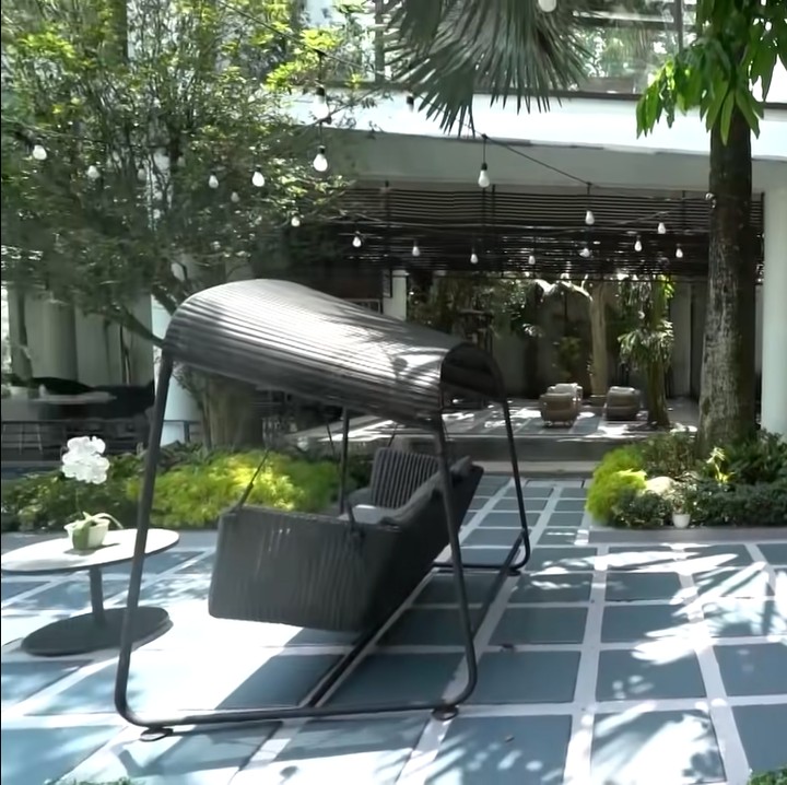 <p>Melihat dari potret-potret yang Bubun bagikan ini, hunian Momo ini tak salah jika disebut mirip resort mewah, ya? Selain tata letak yang super indah dan memanjakan mata, rumah ini pastinya berhasil membuat penghuninya nyaman dengan fasilitas yang ada. (Foto Instagram: TRANS7 OFFICIAL)</p>