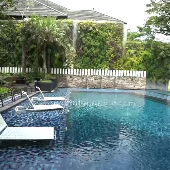 <p>Rumah ini juga dilengkapi dengan kolam ikan, tempat gym, serta kolam berenang yang begitu luas. Wah, bisa dibayangkan berapa tagihan listrik untuk kolam renangnya saja, Bun? (Foto Instagram: TRANS7 OFFICIAL)<br /><br /><br /></p>