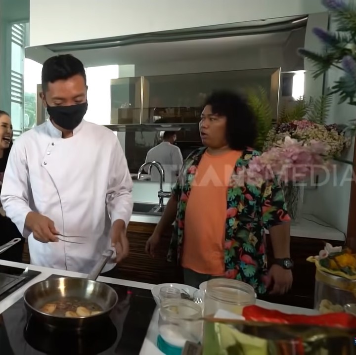 <p>Untuk urusan dapur, enggak kalah, nih. Selain furnitur moders, ternyata Momo juga mempekerjakan seorang chef untuk masak setiap hari di rumahnya. (Foto Instagram: TRANS7 OFFICIAL)<br /><br /><br /></p>