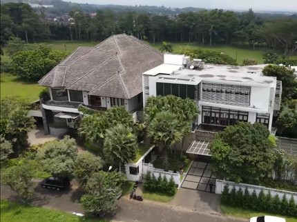 Potret Rumah 5 Artis yang Luas Banget, Ada Lapangan Golf hingga Perkebunan