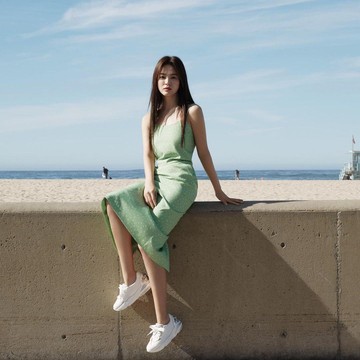 Inspirasi Outfit Liburan ke Pantai dari Para Selebriti Korea! Dari Song Hye Kyo hingga IU