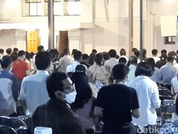 Momen Khidmat Umat Kristiani Ibadah Kamis Putih di Gereja Tua Cimahi