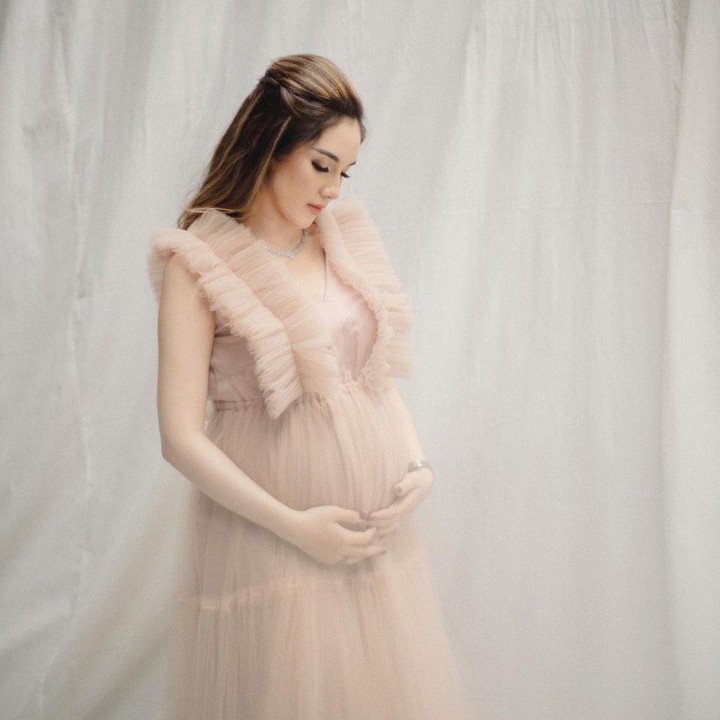 <p>Usia kehamilan Syahra sudah masuk 31 minggu. Ia mengaku sudah tak sabar untuk bertemu anaknya nih. (Foto: Instagram @syahralarez_new)</p>