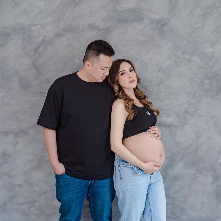<p>Syahra juga membagikan maternity shoot-nya bersama sang suami, Denny Buana. Keduanya menikah pada 2021 lalu. (Foto: Instagram @syahralarez_new)</p>