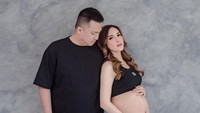 <p>Syahra juga membagikan maternity shoot-nya bersama sang suami, Denny Buana. Keduanya menikah pada 2021 lalu. (Foto: Instagram @syahralarez_new)</p>