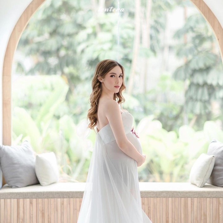 <p>Belum lama ini, Syahra membagikan potret maternity shoot kehamilannya di media sosial. Syahra tampil anggun mengenakan gaun putih dan memamerkan baby bump kehamilannya. (Foto: Instagram @syahralarez_new)</p>