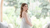 <p>Belum lama ini, Syahra membagikan potret maternity shoot kehamilannya di media sosial. Syahra tampil anggun mengenakan gaun putih dan memamerkan baby bump kehamilannya. (Foto: Instagram @syahralarez_new)</p>