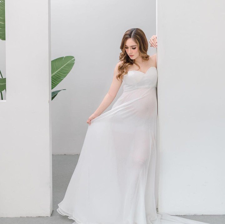 <p>Banyak netizen memuji potret maternity shoot Syahra, Bunda. Wanita 21 tahun ini dipuji cantik bukti pregnancy glow itu nyata. (Foto: Instagram @syahralarez_new)</p>