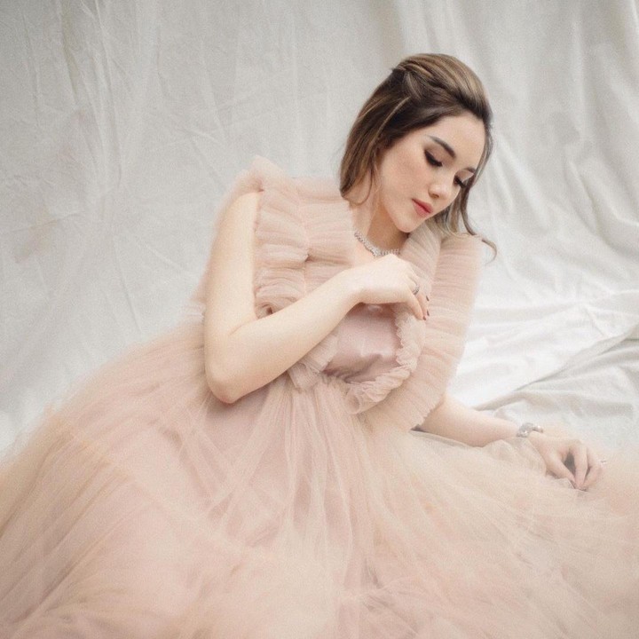 <p>Selama hamil anak pertama, Syahra kerap berpenampilan anggun. Ia sering menggunggah foto diri saat mengenakan gaun yang memperlihatkan kehamilannya. (Foto: Instagram @syahralarez_new)</p>