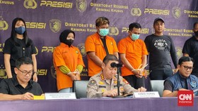 Polda Metro Jaya Sebut Status WA Polisi Bawa Pulang Baju Sitaan Hoaks