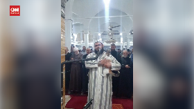 VIDEO: Momen Kucing 'Ganggu' Imam Salat Tarawih di Aljazair