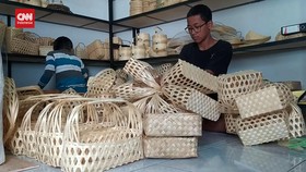 VIDEO: Perajin Besek Untuk Hampers Lebaran Kebanjiran Order