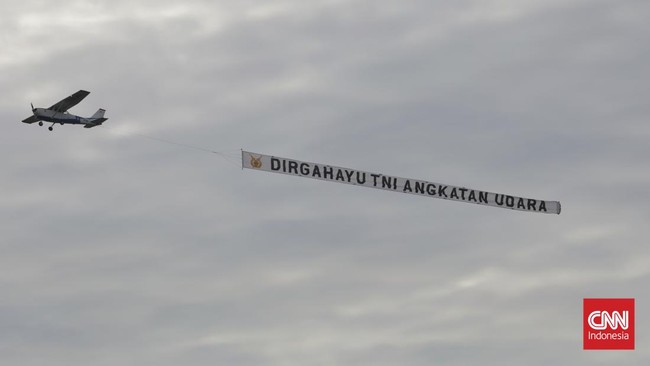Panglima TNI Yudo Margono, Megawati Soekarnoputri dan Prabowo Subianto berjoget asyik di HUT TNI AU ke-77, Minggu (9/4) ini.