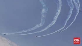 Alutsista Udara TNI Bermanuver di Langit Jakarta saat Gladi Bersih HUT