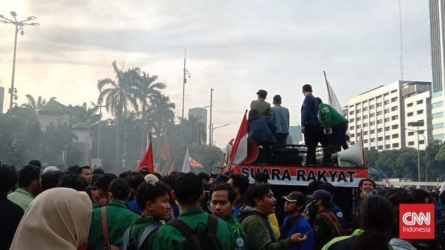Sepanjang aksi mahasiswa menolak Perppu Ciptaker sempat menutup jalan Gatot Subroto, bahkan melempar bangkai tikus ke Gedung DPR.