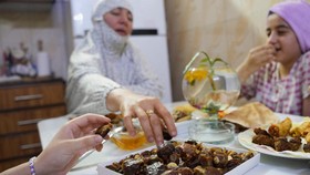 FOTO: Legit Kurma Temani 'Dunia' Berbuka Puasa