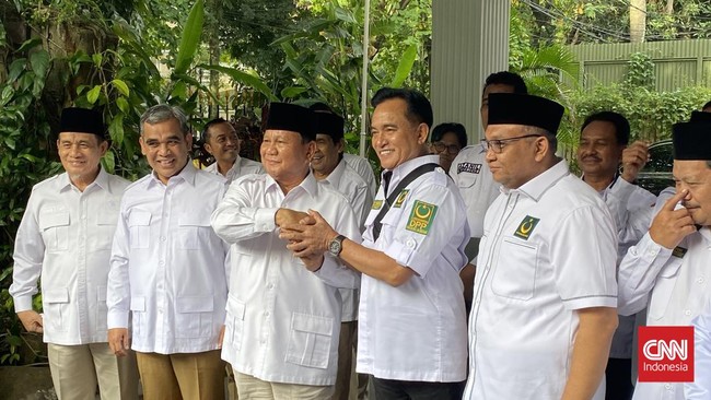 Ketua Umum Partai Gerindra Prabowo Subianto menggoda Ketua Umum Partai Bulan Bintang (PBB) Yusril Ihza Mahendra tentang Pilpres 2024.