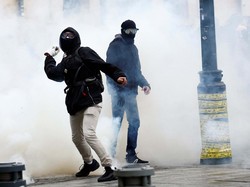 Demo Tolak Usia Pensiun di Prancis Ricuh, Polisi Lepaskan Gas Air Mata
