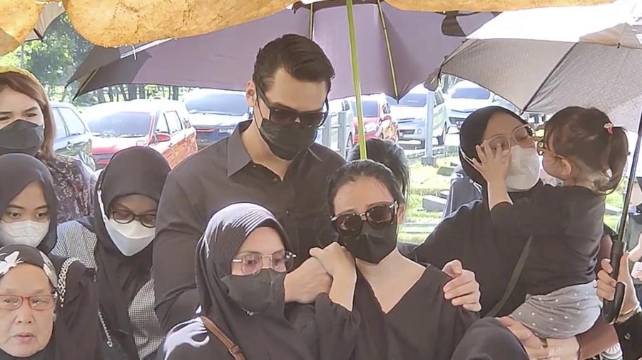 Pemakaman Asmirandah meninggal duni