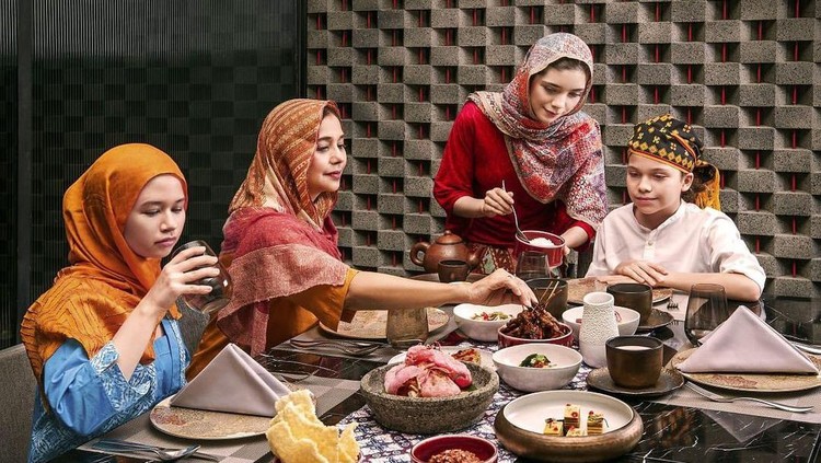 Ayu Azhari dan Anak-anaknya