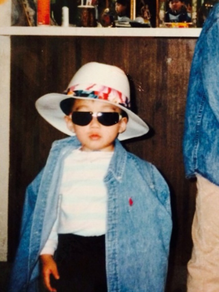 Bonus! Moon Jong Up ternyata telah menunjukkan pesonanya yang menawan sejak kecil dengan penampilan modis berupa setelan hitam putih yang dibalut jaket jeans beserta aksesoris kacamata dan topi./ Foto: instagram.com/moonjongyeup