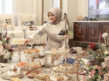 img-title 6 Pesona Beda Erina Gudono Pakai Hijab Ikut Kajian & Bukber Bikin Pangling